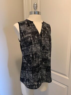 Le Chateau sleeveless blouse in a black and gray textured pattern. Size TP/XS